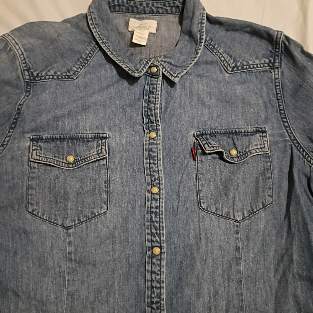 Levi’s ladies Denim Button-Up Shirt
